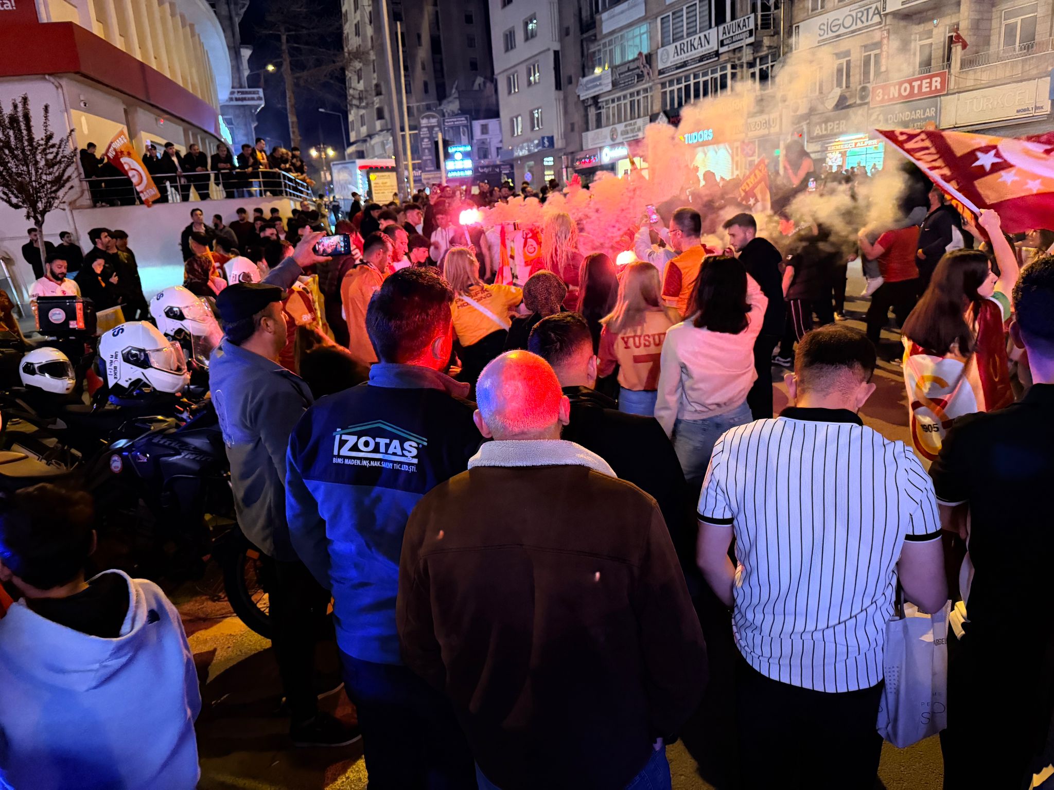 Galatasaraylılar çarşıyı yaktı