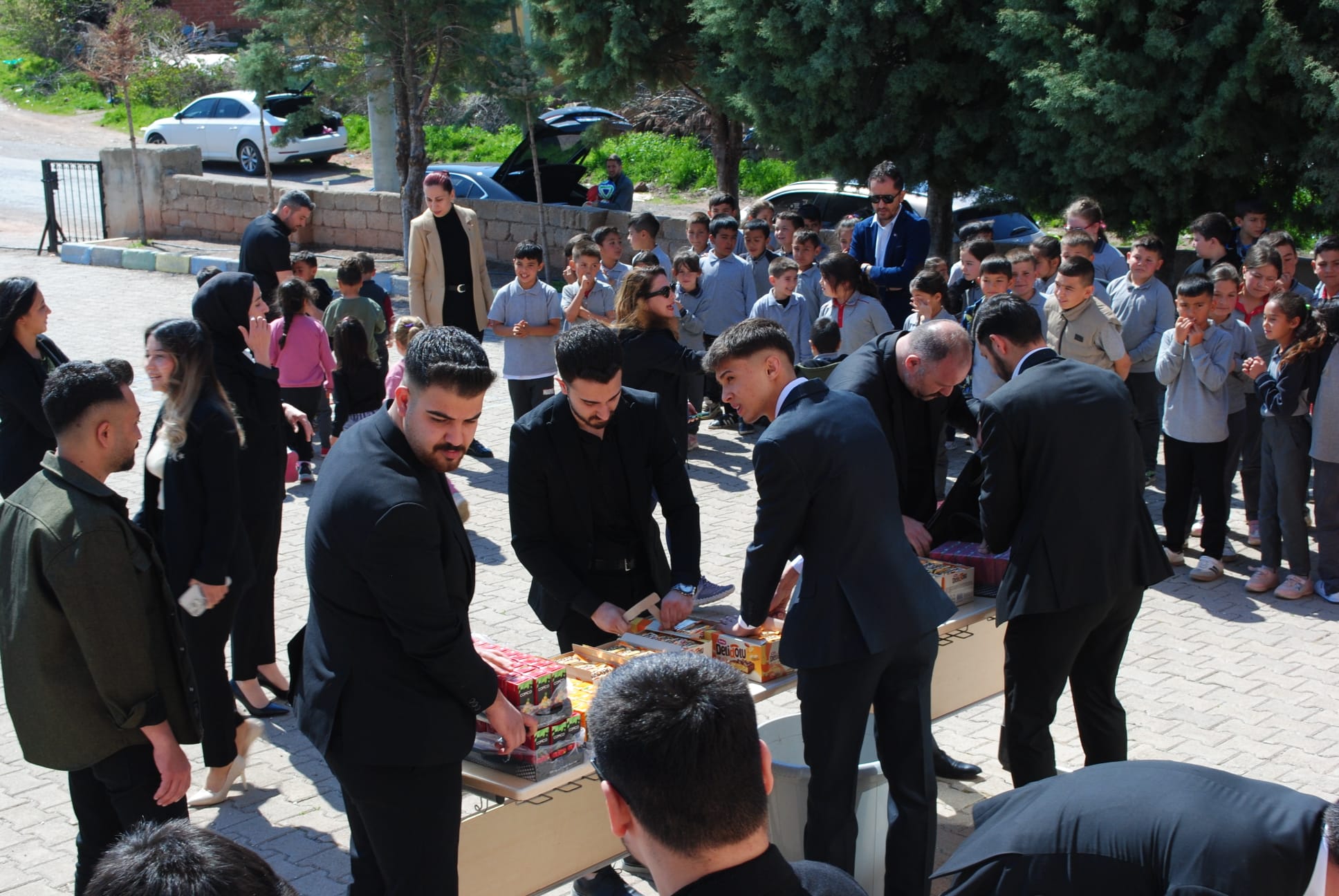 Ülkücüler köy okulununda neşe saçtı