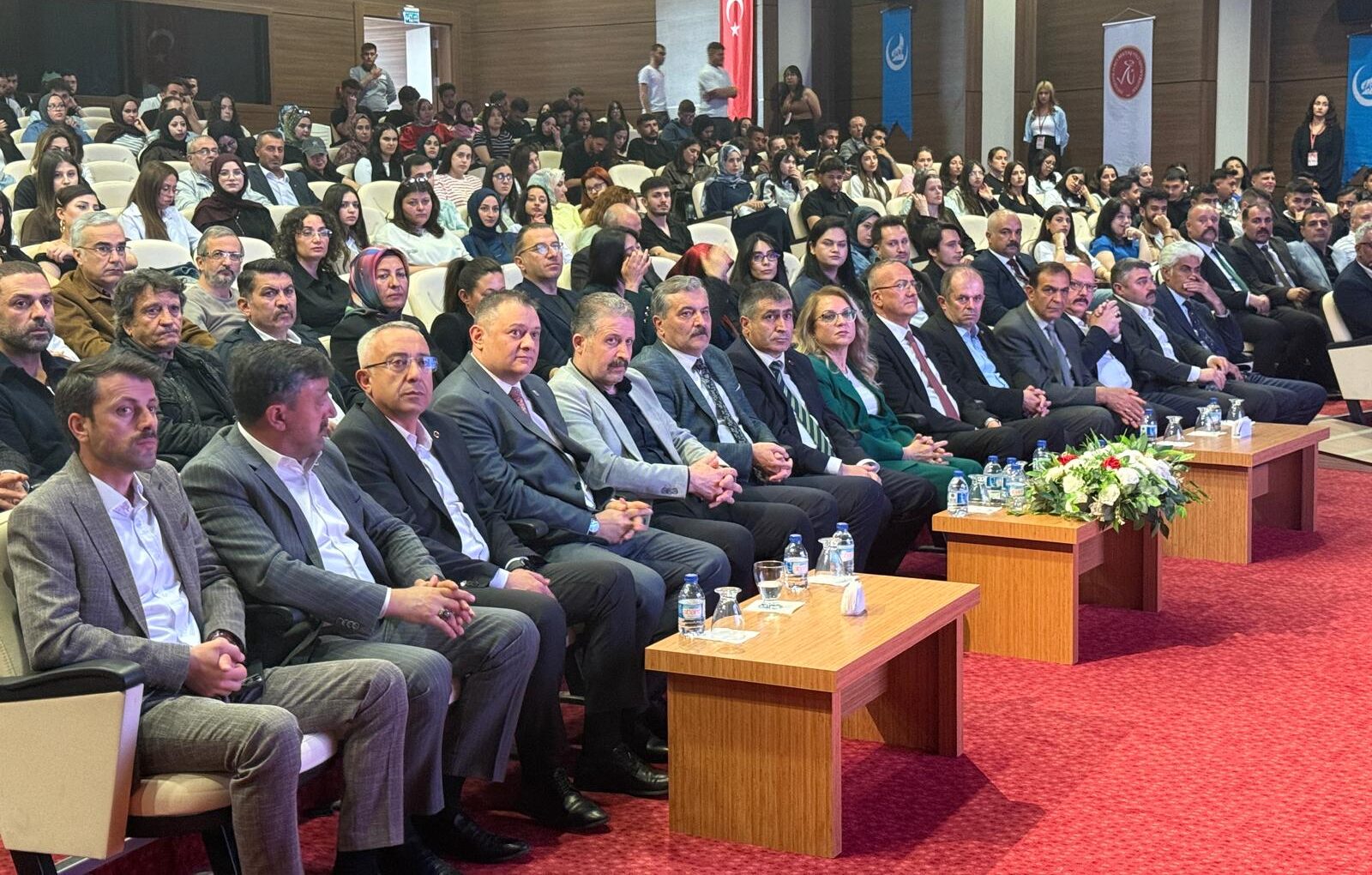 Ülkü Ocakları “Bağımlılık bağımsızlığın zehridir” paneli düzenledi