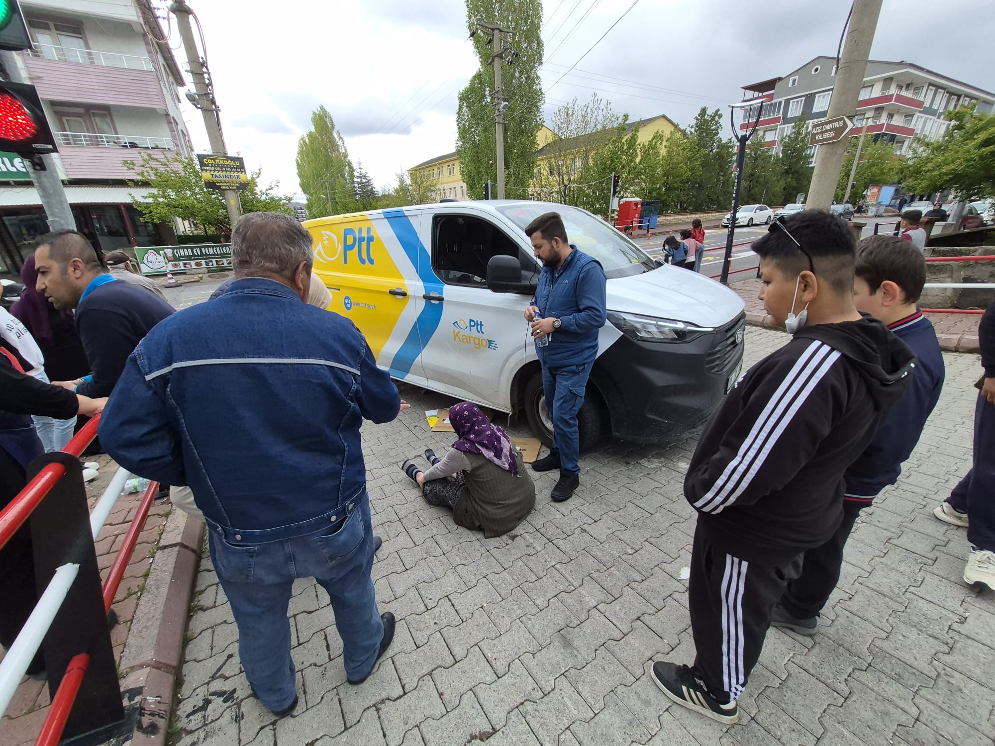 Yaşlı kadına araç çarptı