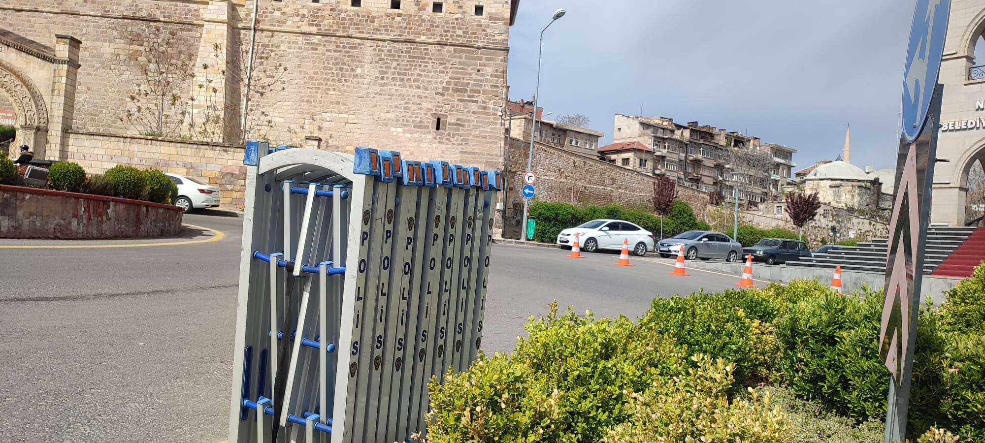 Nevşehir çarşıya polis bariyerleri yerleştirildi