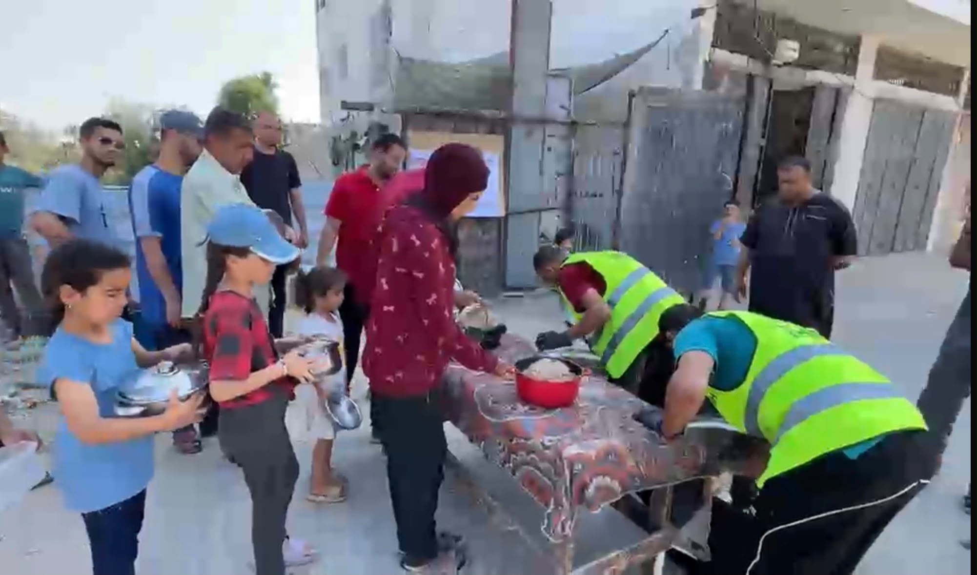 Nevşehirli hayırseverden Gazze’de yemek dağıtımı
