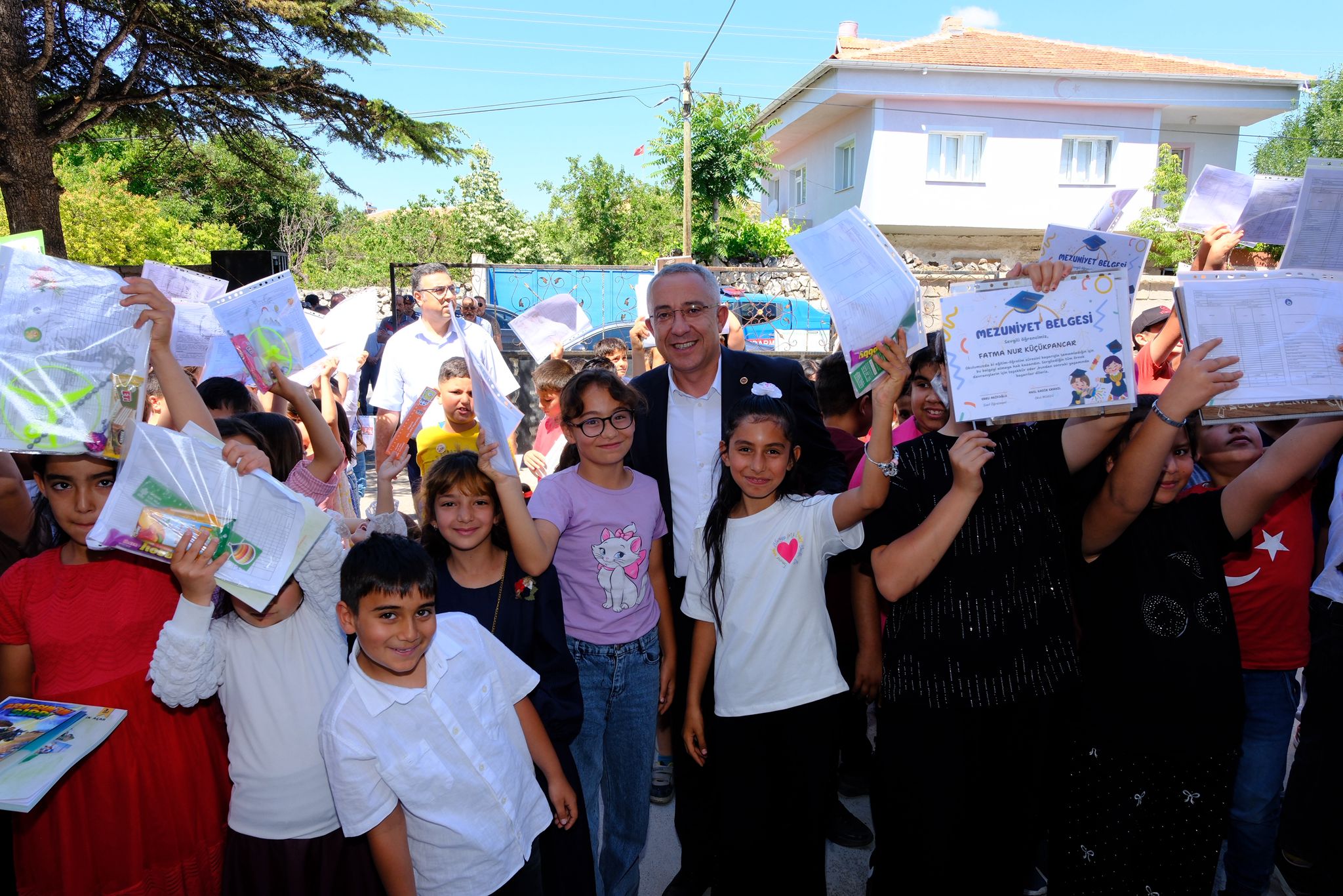Başkan Erkan Çiftci, Karacaşar’da karne heyecanına ortak oldu