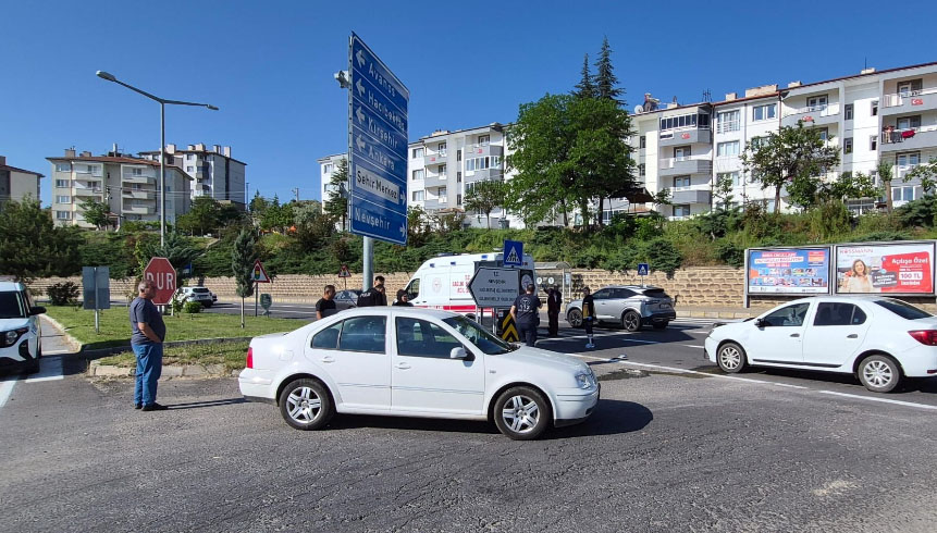2 araç çarpıştı: 1 yaralı