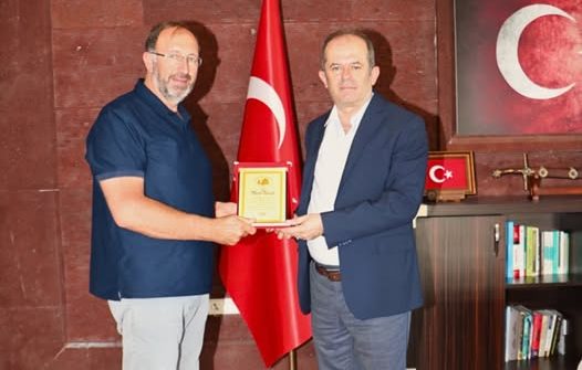 Emekli olan Belediye Personeli Murat Turacık’a teşekkür plaketi