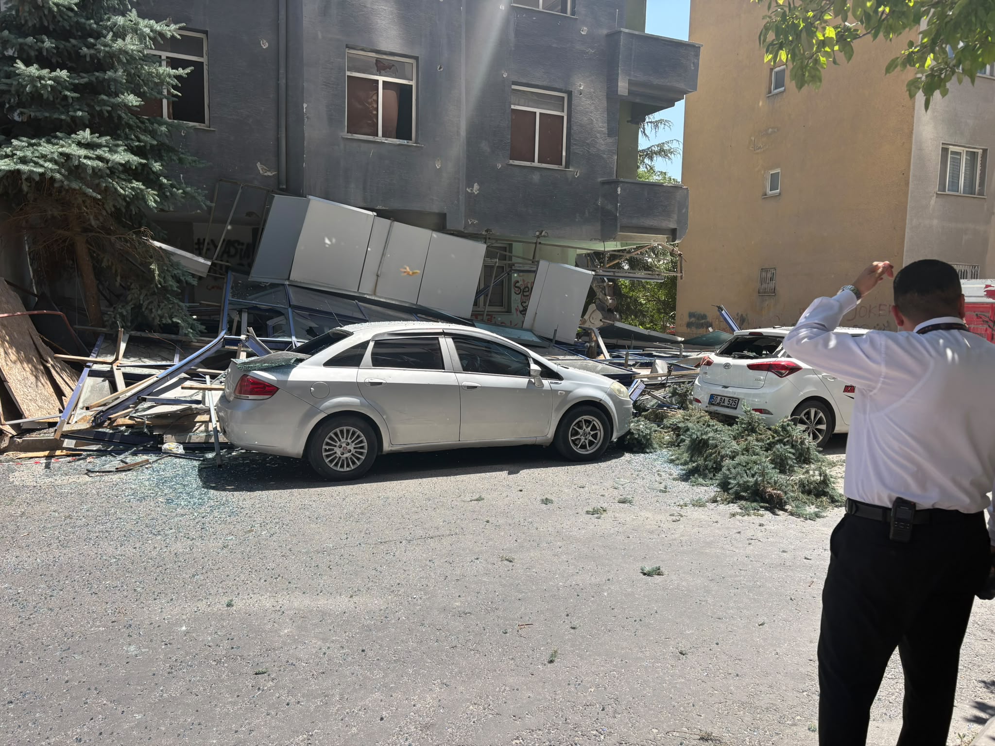Eski Yimpaş Çağrı Hastanesi’nin dış cephesi çöktü