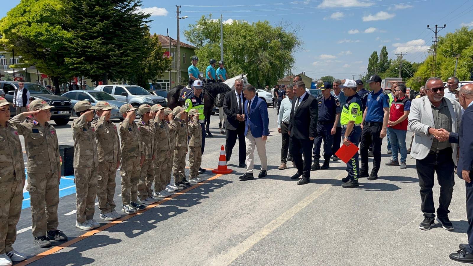 Vatandaşlara trafik güvenliği anlatılıyor