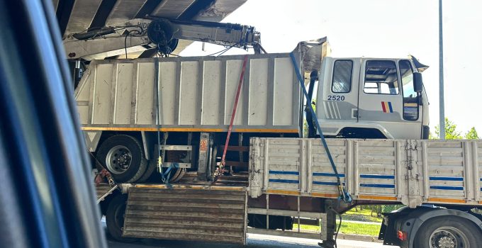 Nevşehir’de köprü altına tır sıkıştı