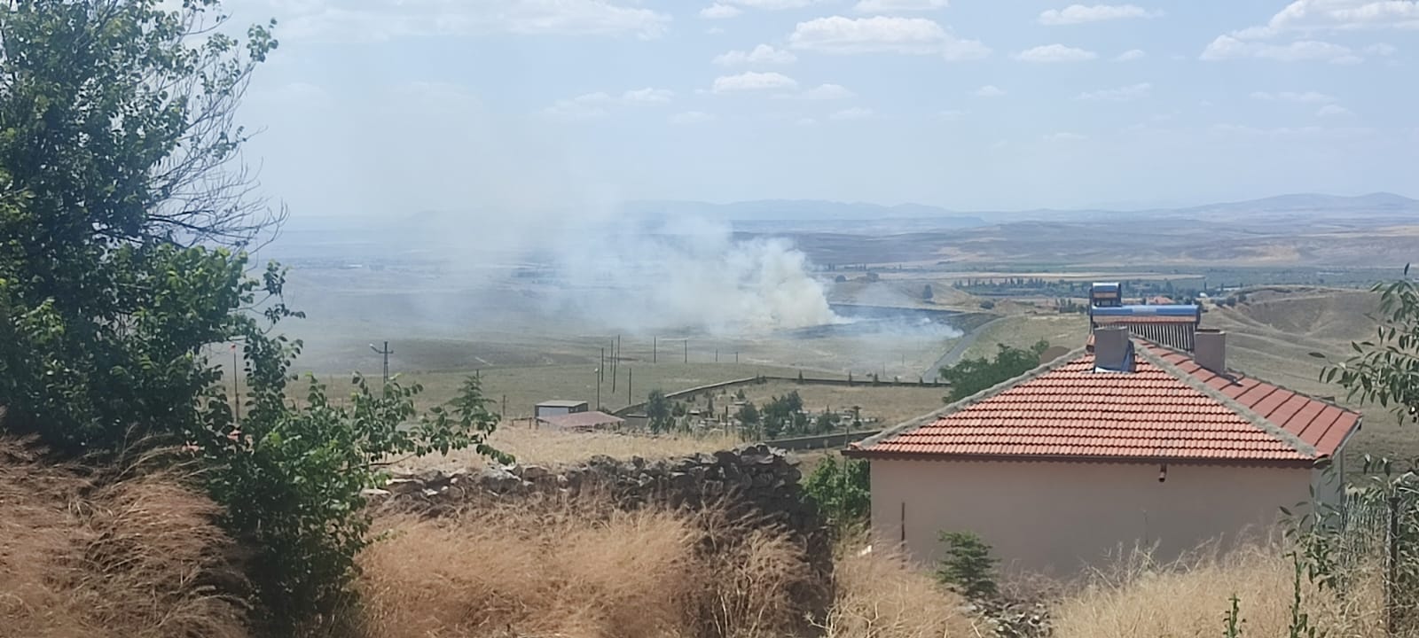 30 dekar mera alanı yandı