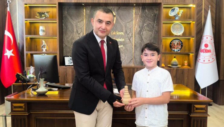Kendi yaptığı çömleği kaymakama hediye etti