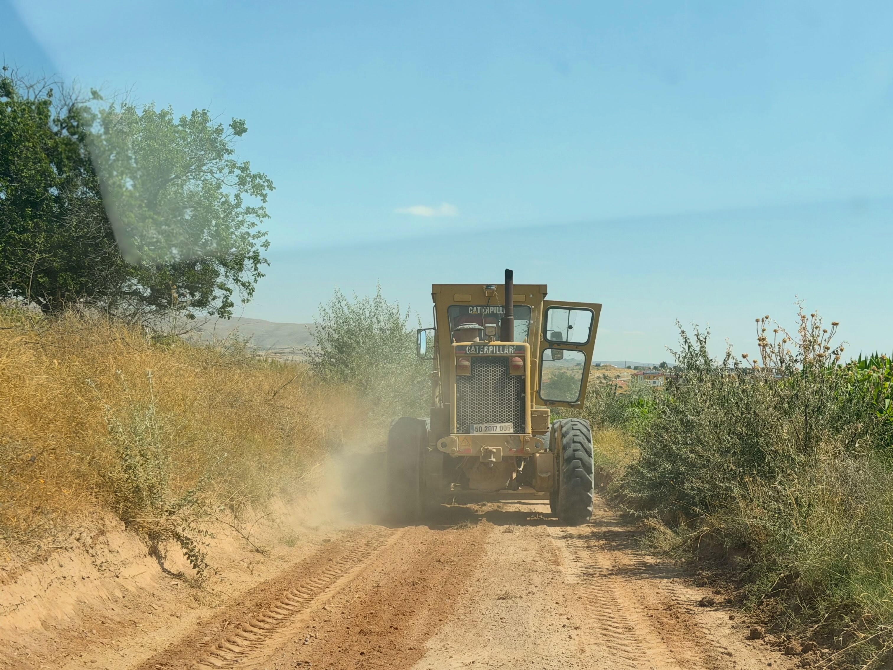 Bozulan bağ yolları açılıyor