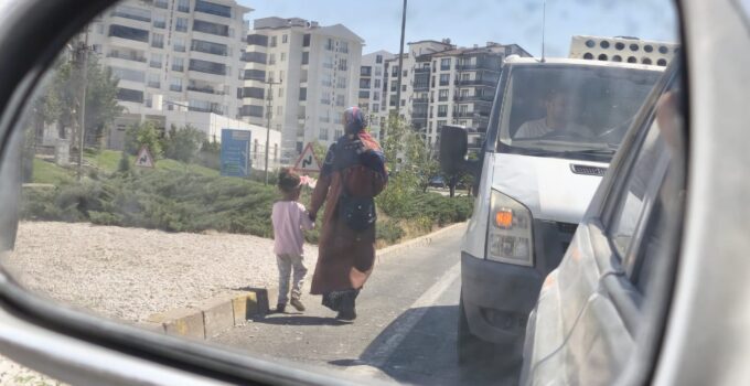 Nevşehir’de çocuğu kullanarak dilenen kadın tepki topladı