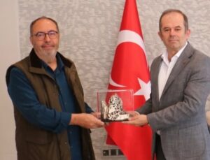 Başkan Çamcı’dan Argos Yapı’ya teşekkür plaketi