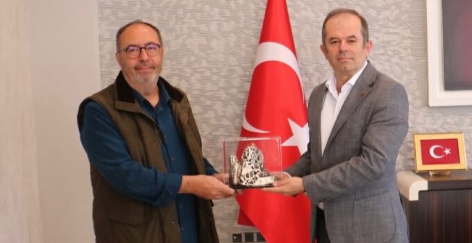 Başkan Çamcı’dan Argos Yapı’ya teşekkür plaketi