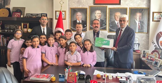 Çat Belediyesi’nden okullara cihaz desteği