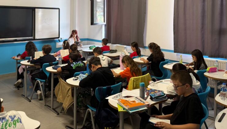 Simya Koleji’nde kitap okuma saatleri ilgi çekiyor