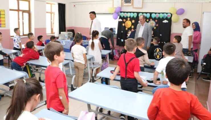 Başkan Çamcı’dan minik öğrencilere okul hediyesi
