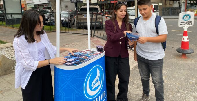 Nevşehir Ülkü Ocakları öğrencilere UZEM tanıtımı yapıyor