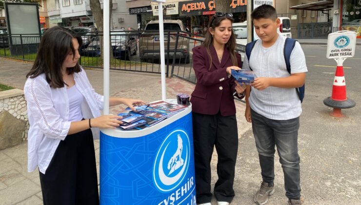 Nevşehir Ülkü Ocakları öğrencilere UZEM tanıtımı yapıyor