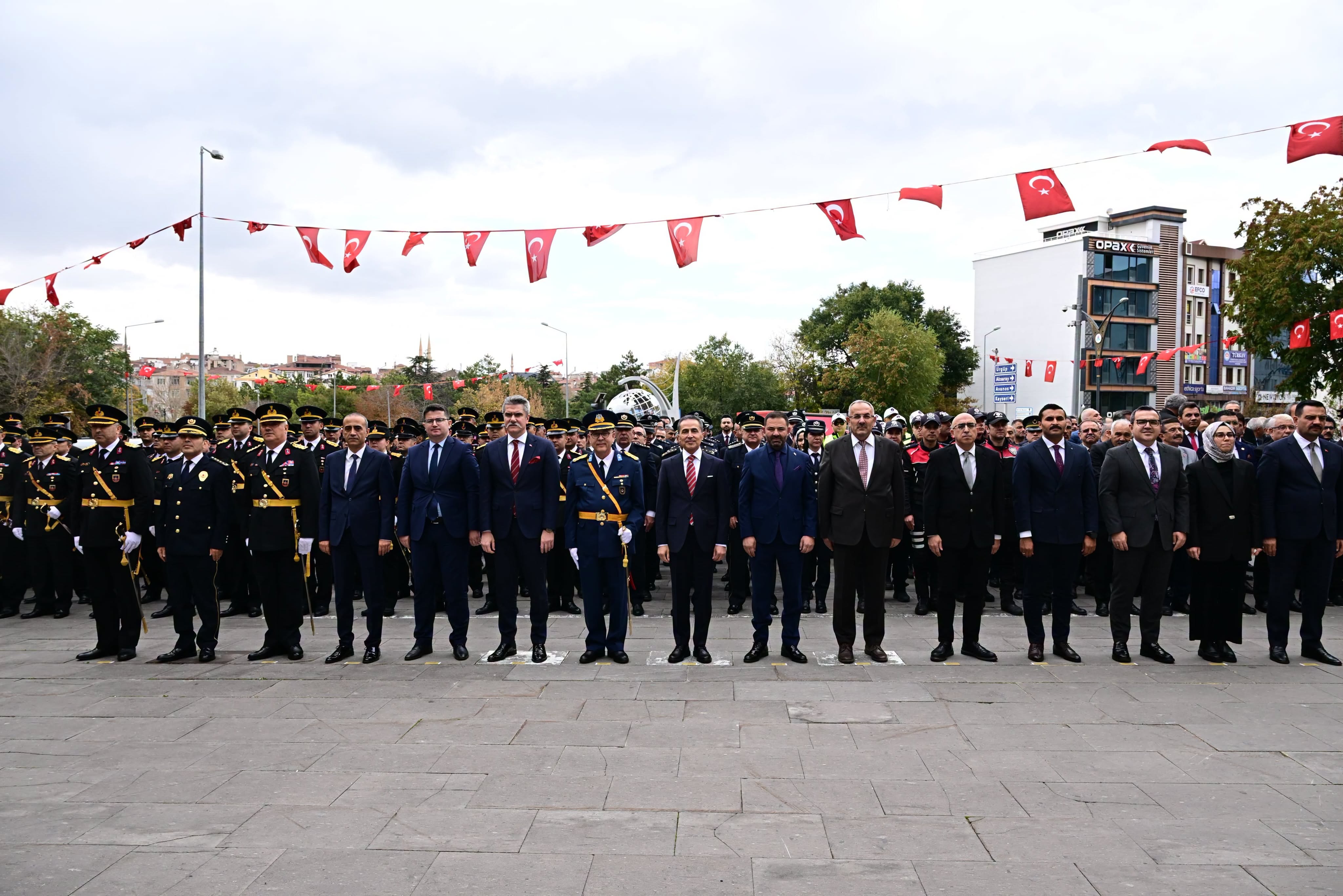 Nevşehir’de 29 Ekim coşkusu çelenk töreniyle başladı