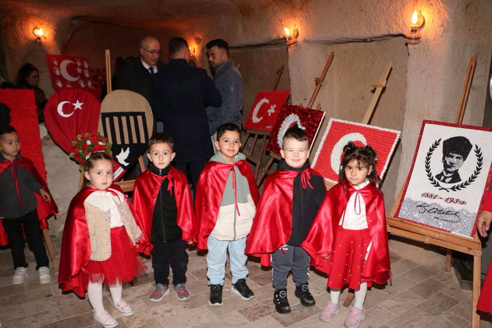Minik ellerin hazırladığı Bayraklar Uçhisar Kalesi’nde