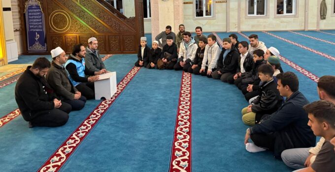Gençler camide huzur buluyor