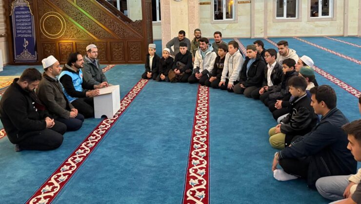 Gençler camide huzur buluyor