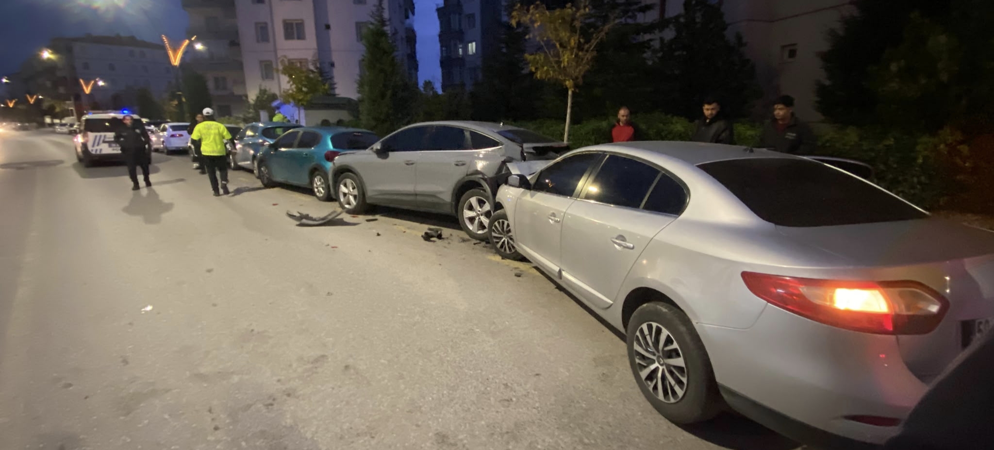 Arkadaşının aracını alıp 4 araca çarptı