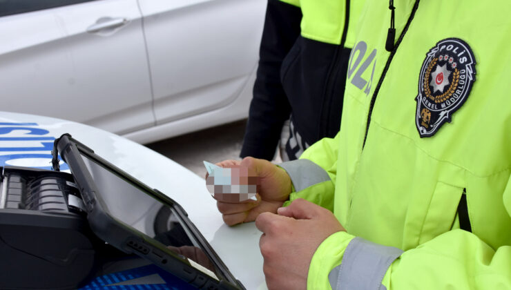 Vatandaşı bezdiren abartı egzozlu araca polis gereğini yaptı
