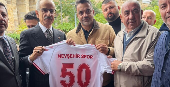 Başkan Mumyakan, Nevşehir’in formasını Bakan’a takdim etti