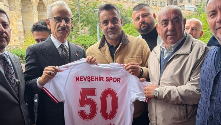 Başkan Mumyakan, Nevşehir’in formasını Bakan’a takdim etti