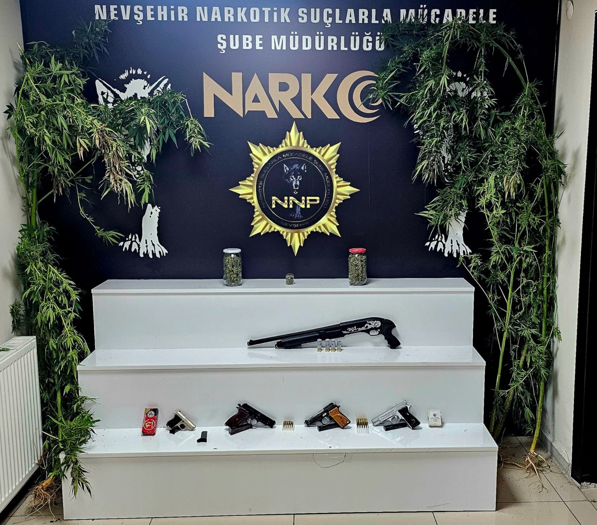 Narkotik baskını! Uyuşturucu ve silahlar ele geçirildi