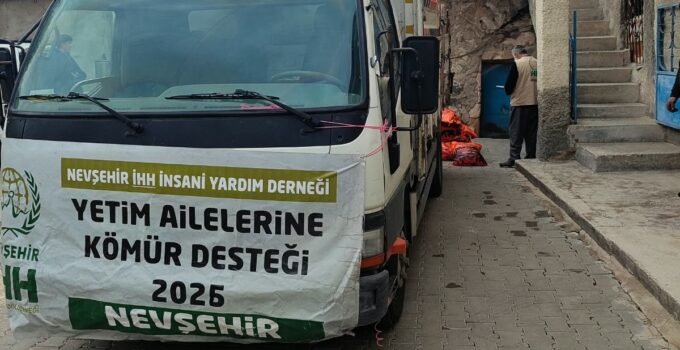 İHH ihtiyaç sahiplerine kömür dağıtıyor